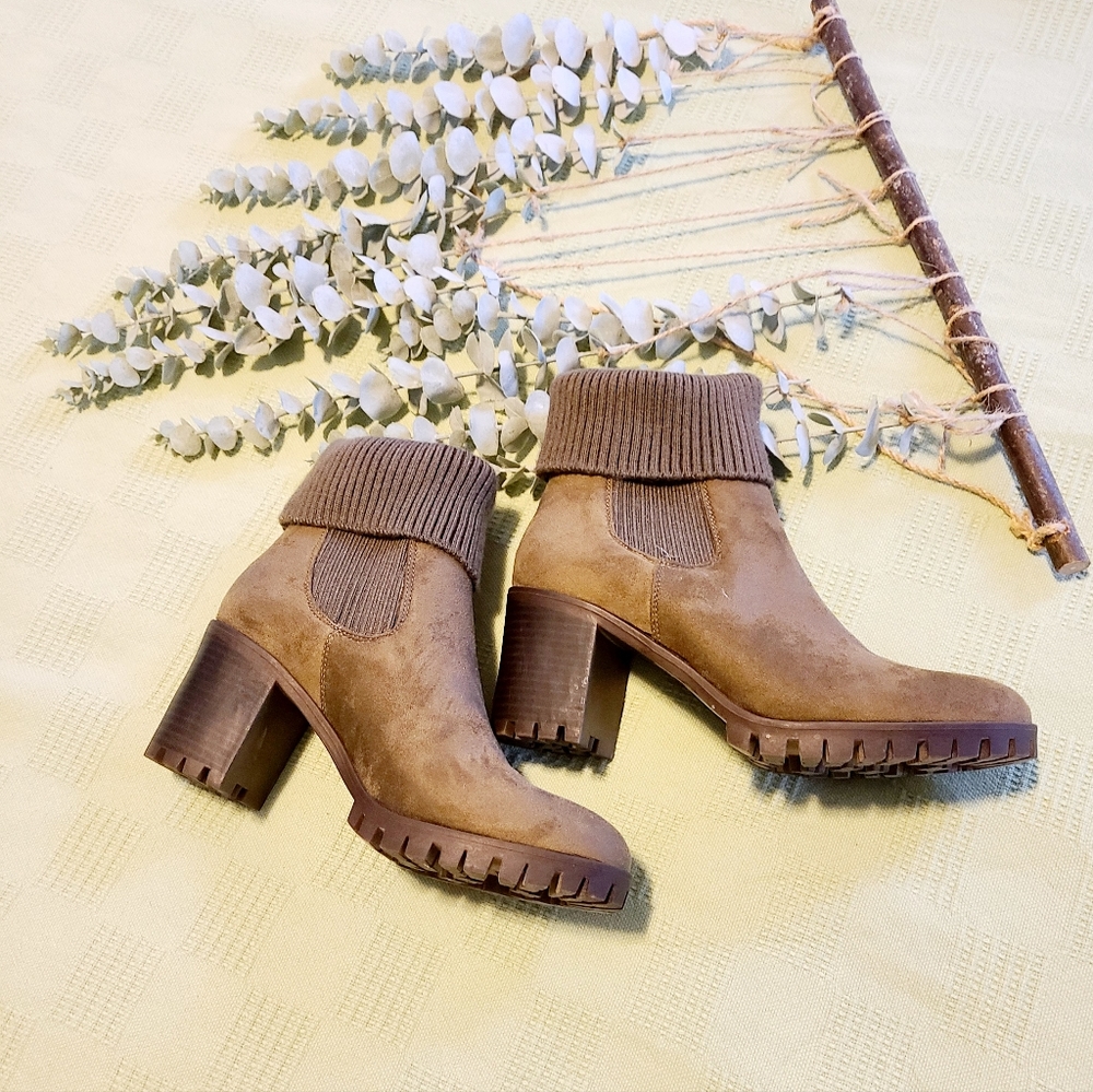 Presley boot with ribbed neck